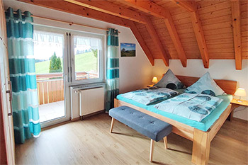 Schlafzimmer mit Doppelbett